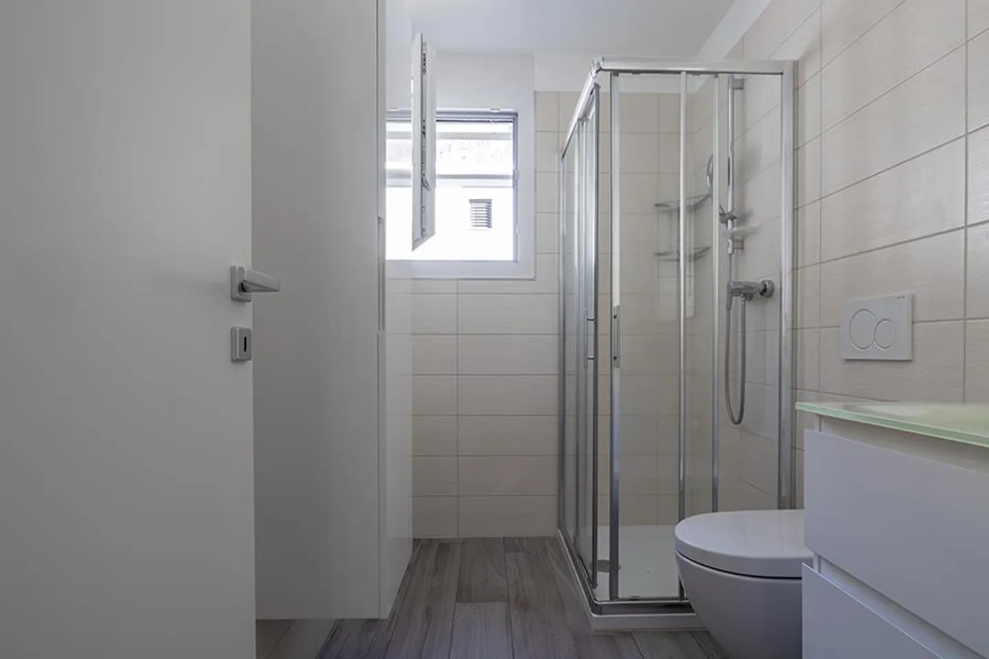 GERÄUMIG UND ELEGANT 4.5 IN OSOGNA - Foto 12 von 14