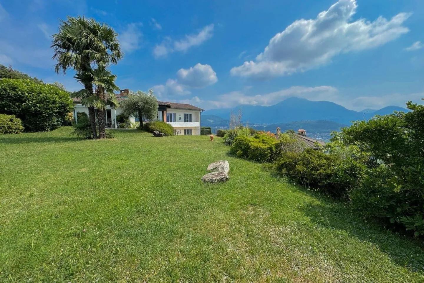 Casa unifamiliare con fantastica vista panoramica, grande giardino con piscina / Einfamilienhaus mit fantastischer Panoramasicht, grossem Garten und Pool - Foto 1 di 10