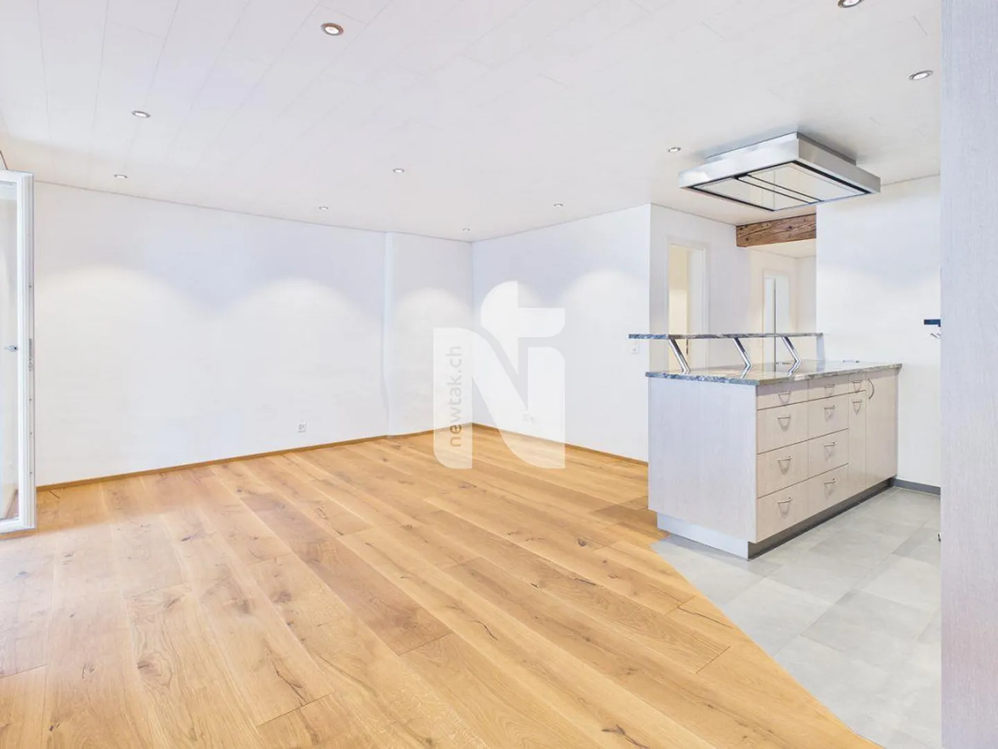 Appartamento 2.5 camere ristrutturato con charme rustico e balcone in posizione centrale a Liestal - Foto 4 di 12