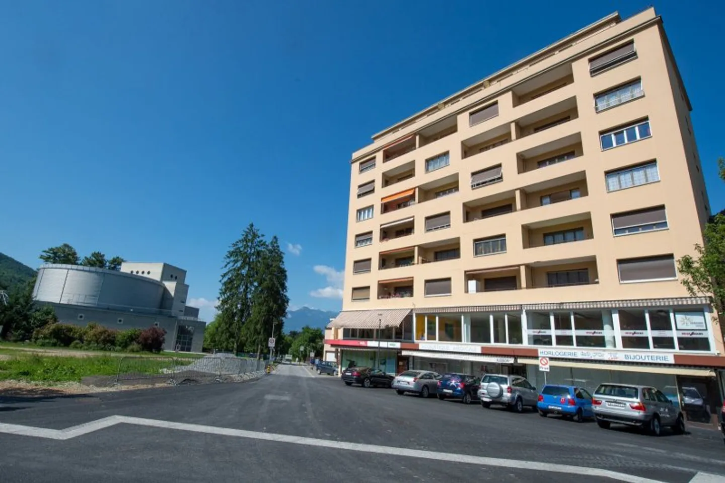 00139 - Commerciale - Spazio commerciale con hall d'ingresso e guardaroba - Foto 2 di 2