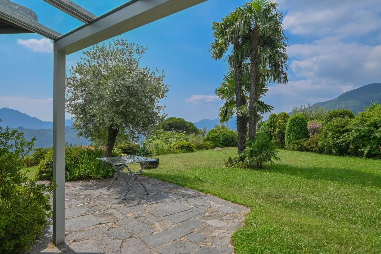 Casa unifamiliare con fantastica vista panoramica, grande giardino con piscina / Einfamilienhaus mit fantastischer Panoramasicht, grossem Garten und Pool - Foto 3 di 10