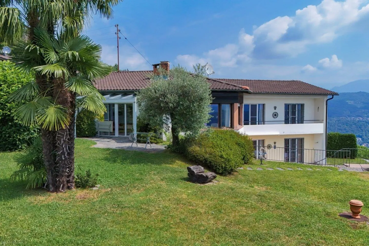 Casa unifamiliare con fantastica vista panoramica, grande giardino con piscina / Einfamilienhaus mit fantastischer Panoramasicht, grossem Garten und Pool - Foto 4 di 10