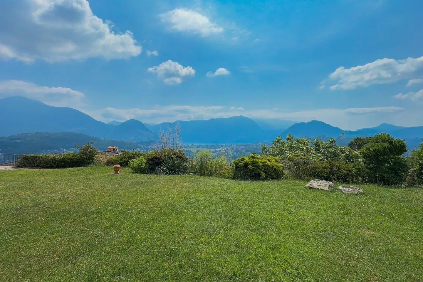 Casa unifamiliare con fantastica vista panoramica, grande giardino con piscina / Einfamilienhaus mit fantastischer Panoramasicht, grossem Garten und Pool - Foto 5 di 10