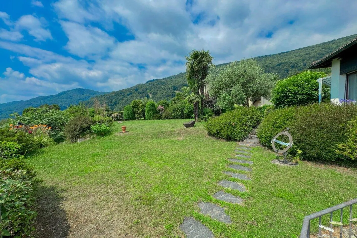 Casa unifamiliare con fantastica vista panoramica, grande giardino con piscina / Einfamilienhaus mit fantastischer Panoramasicht, grossem Garten und Pool - Foto 6 di 10