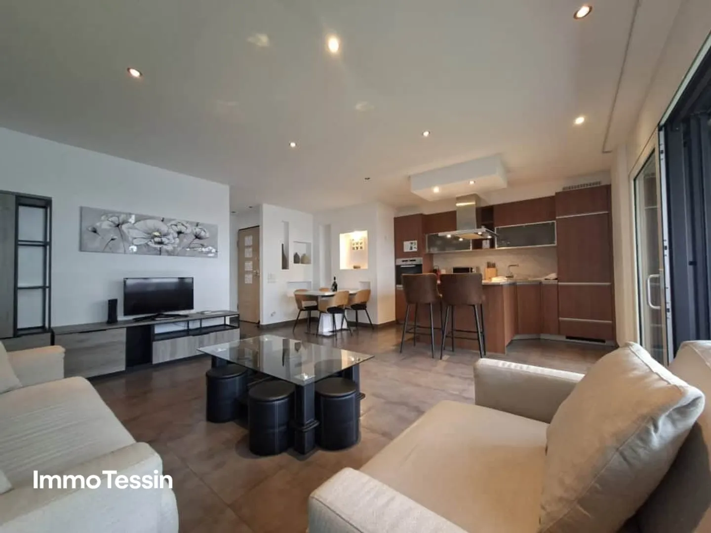 SECONDA CASA: Appartamento lussuoso e moderno con balcone nel cuore di Locarno a soli 150 metri dal lago - Foto 1 di 13