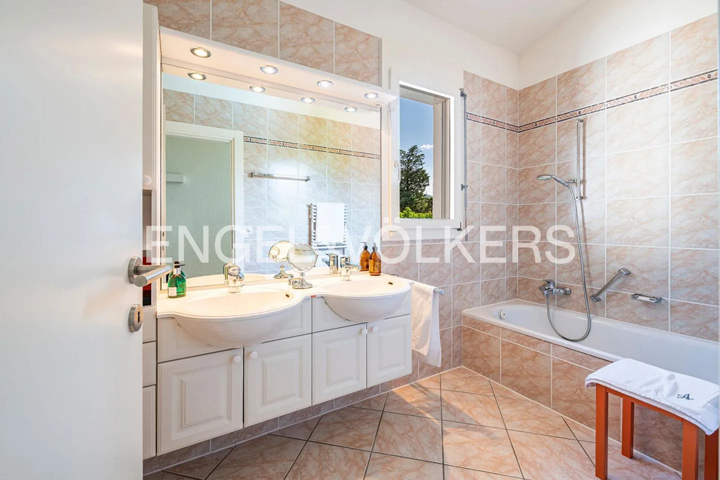 Exclusive country house with pool in the first row by the lake - Photo 9 of 13