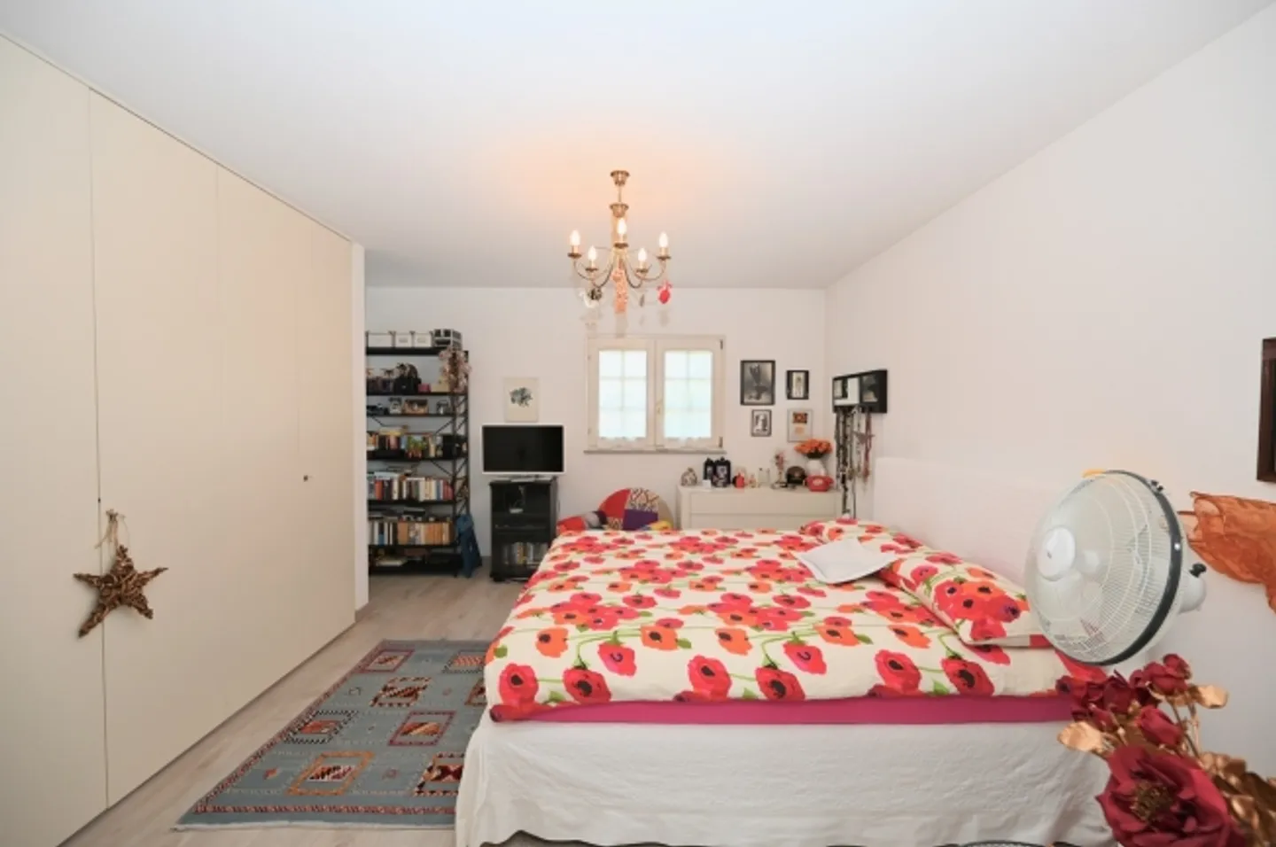 Elegant semi-detached house with panoramic views of the lake and mountains - Photo 12 of 20