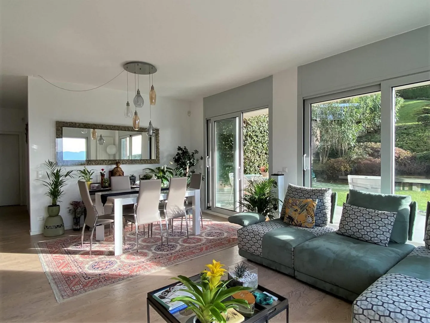 Three-room apartment with garden in a panoramic position. - Photo 1 of 13