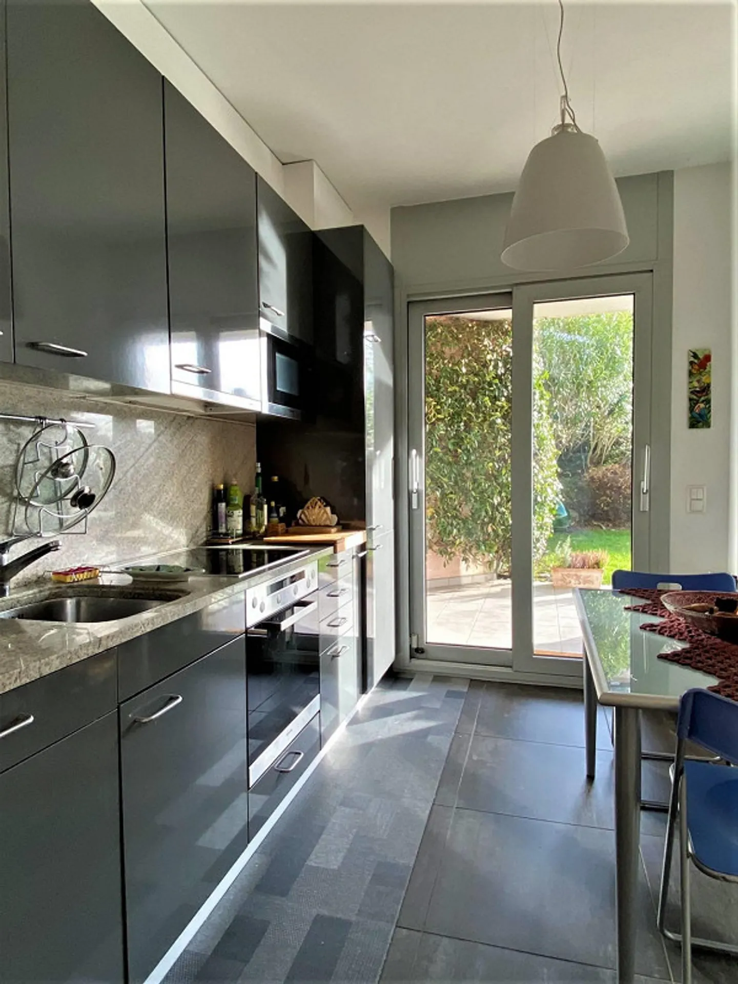 Three-room apartment with garden in a panoramic position. - Photo 4 of 13