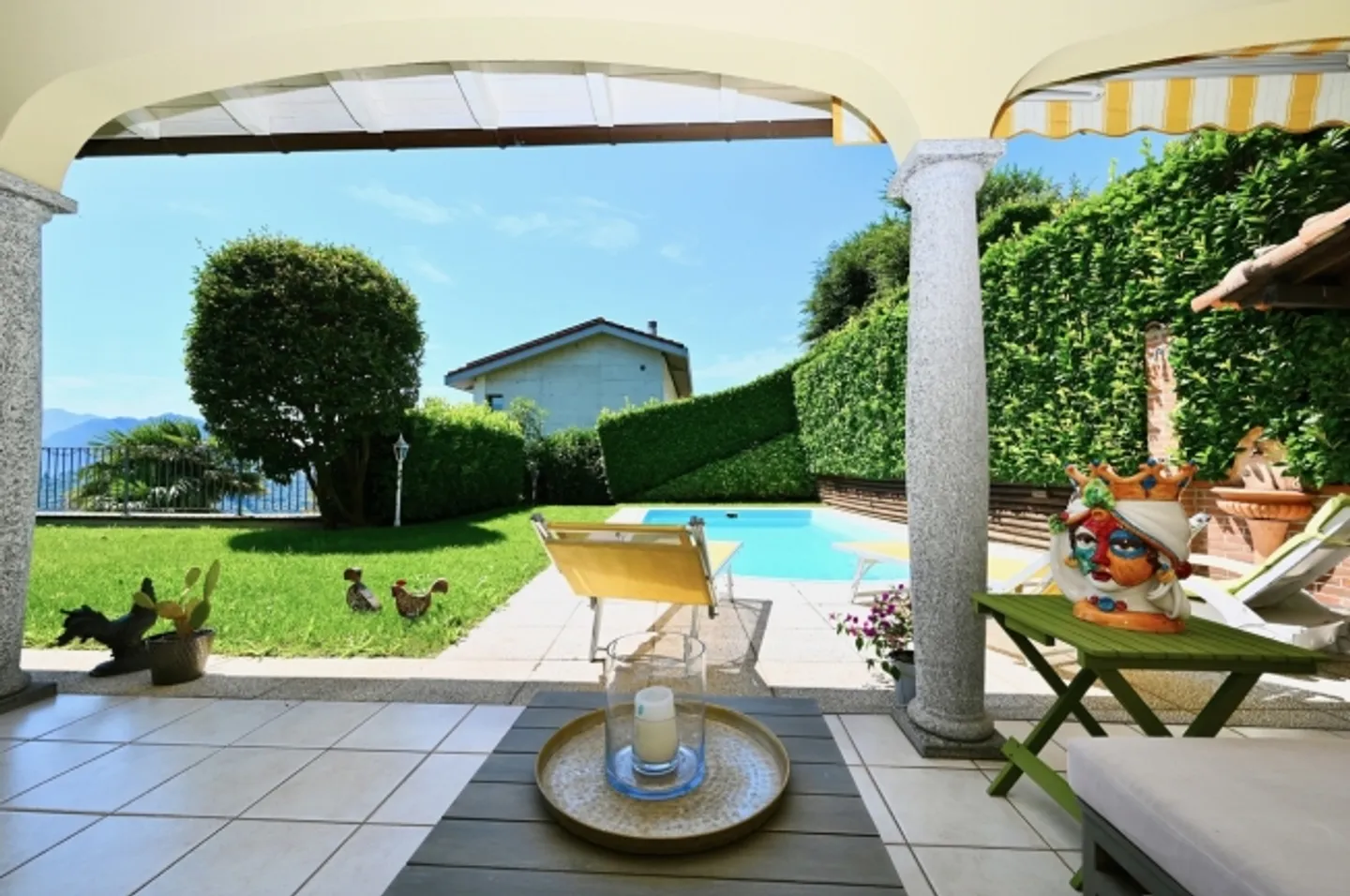 Elegant semi-detached house with panoramic views of the lake and mountains - Photo 16 of 20