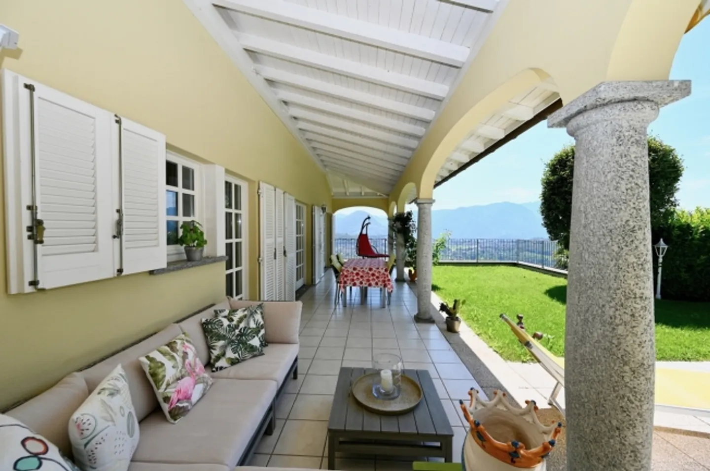 Elegant semi-detached house with panoramic views of the lake and mountains - Photo 18 of 20