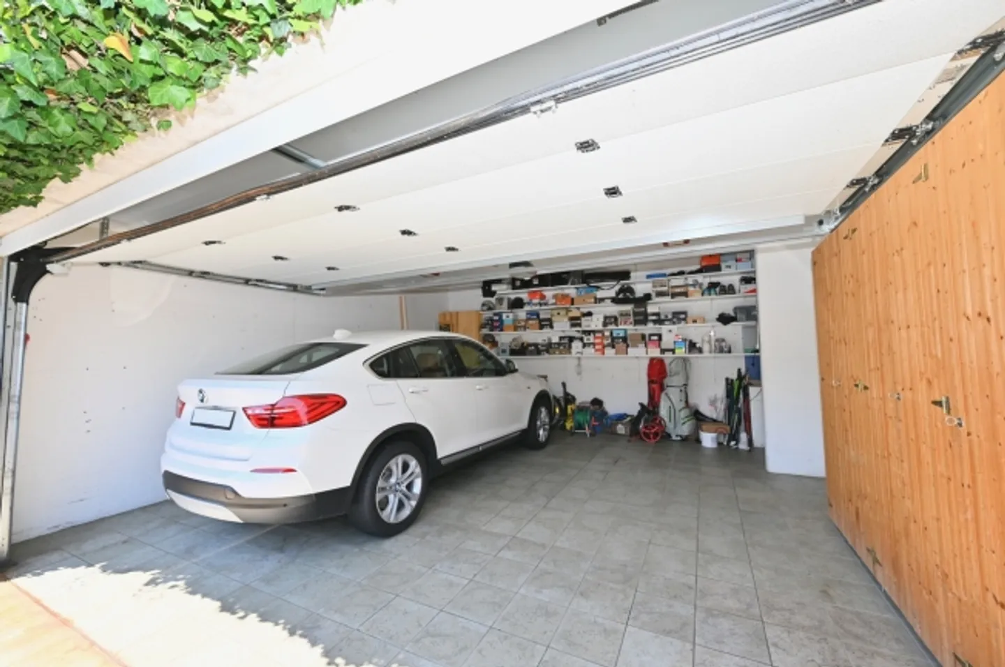 Elegant semi-detached house with panoramic views of the lake and mountains - Photo 19 of 20