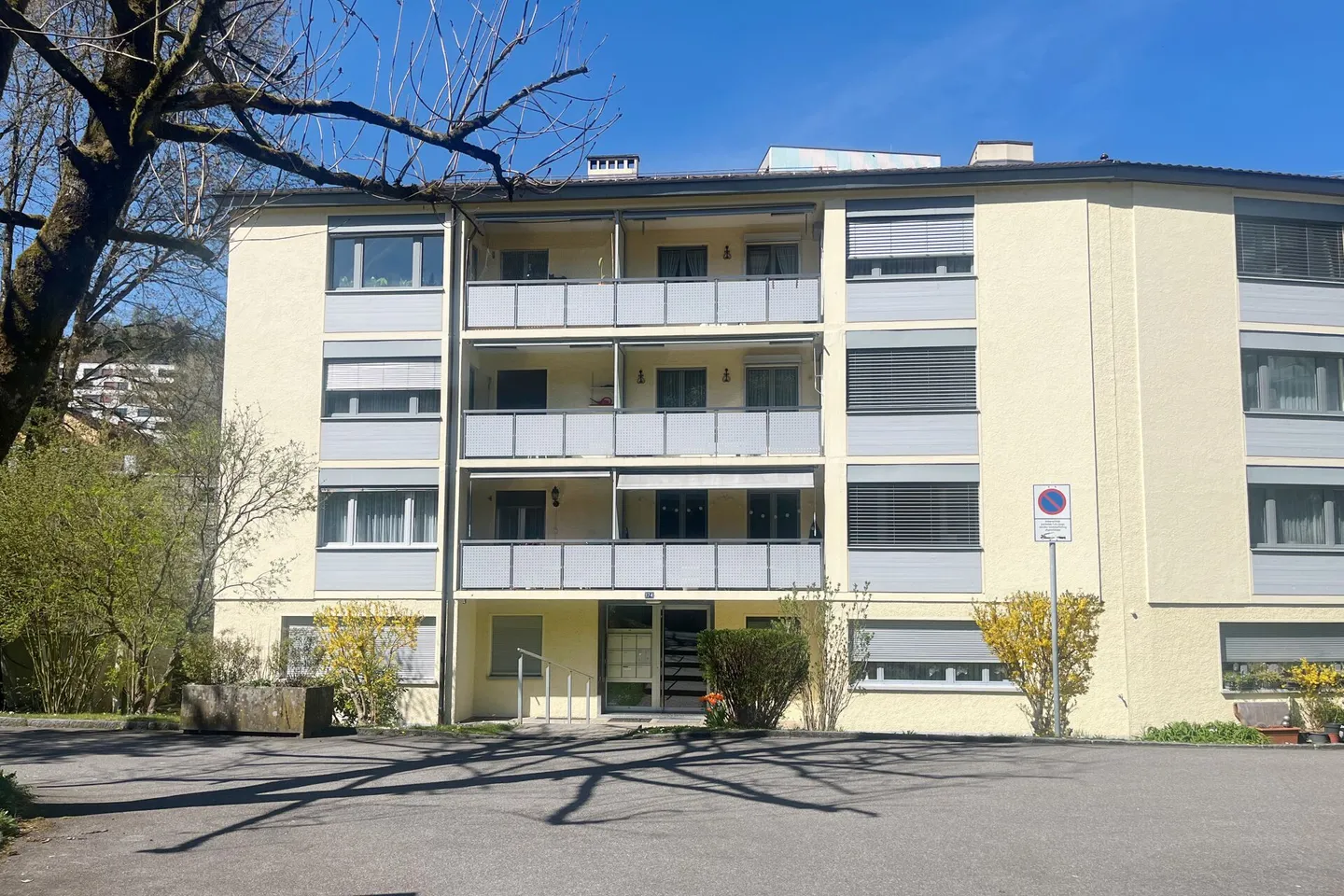 Appartamento con balcone e vista sul verde vicino al Dättwiler Weiher - Foto 1 di 11