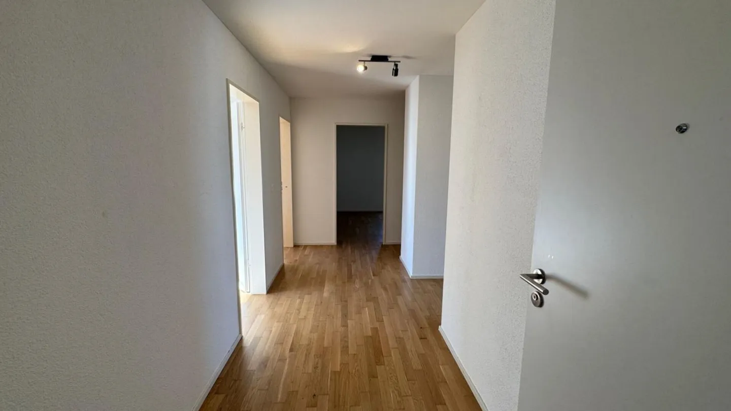 Modern 4.5-room apartment with large terrace including garage & outdoor parking - Photo 7 of 8
