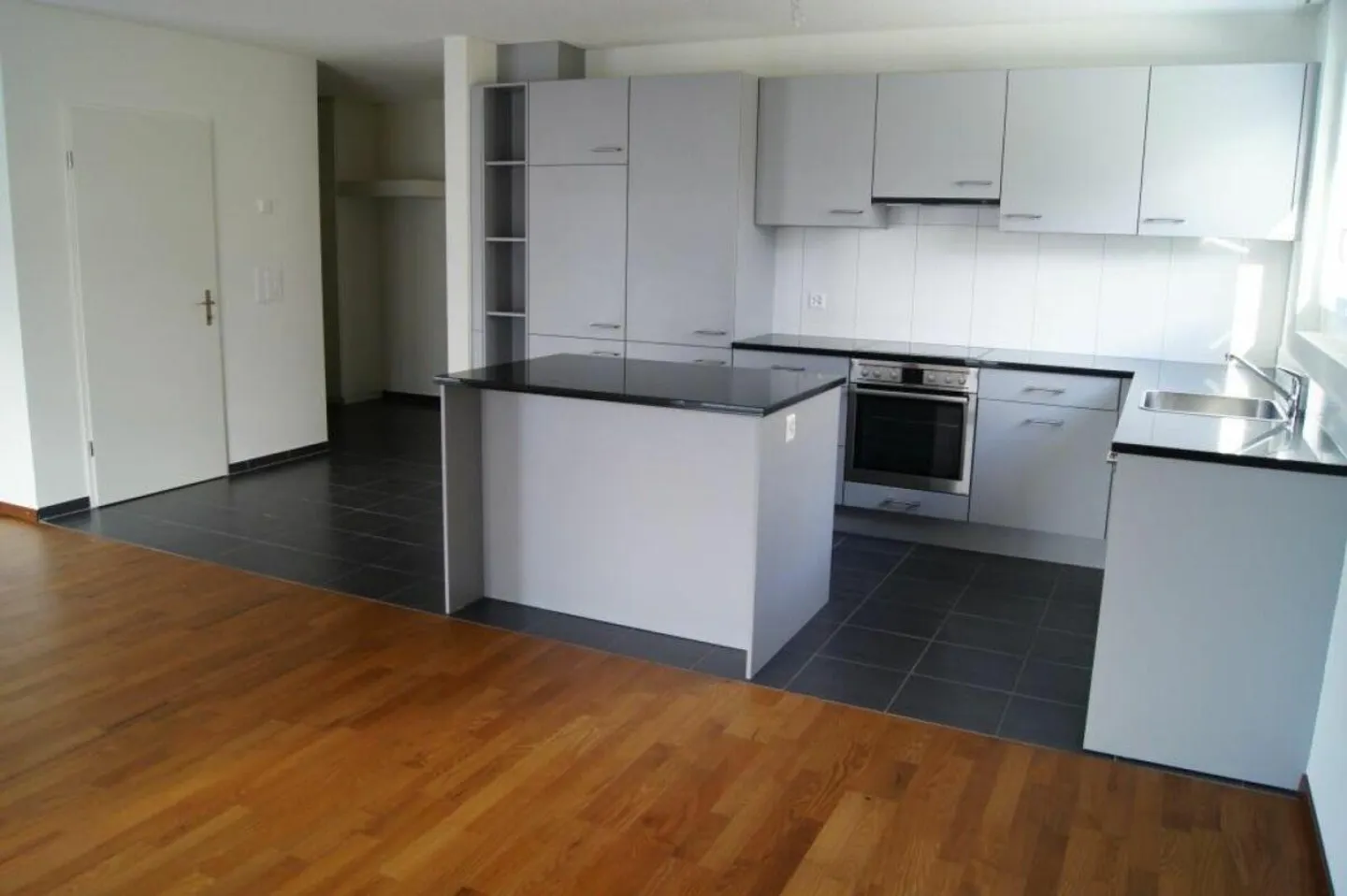 Attractive 4.5 Room Apartment on the Ground Floor - Photo 3 of 9