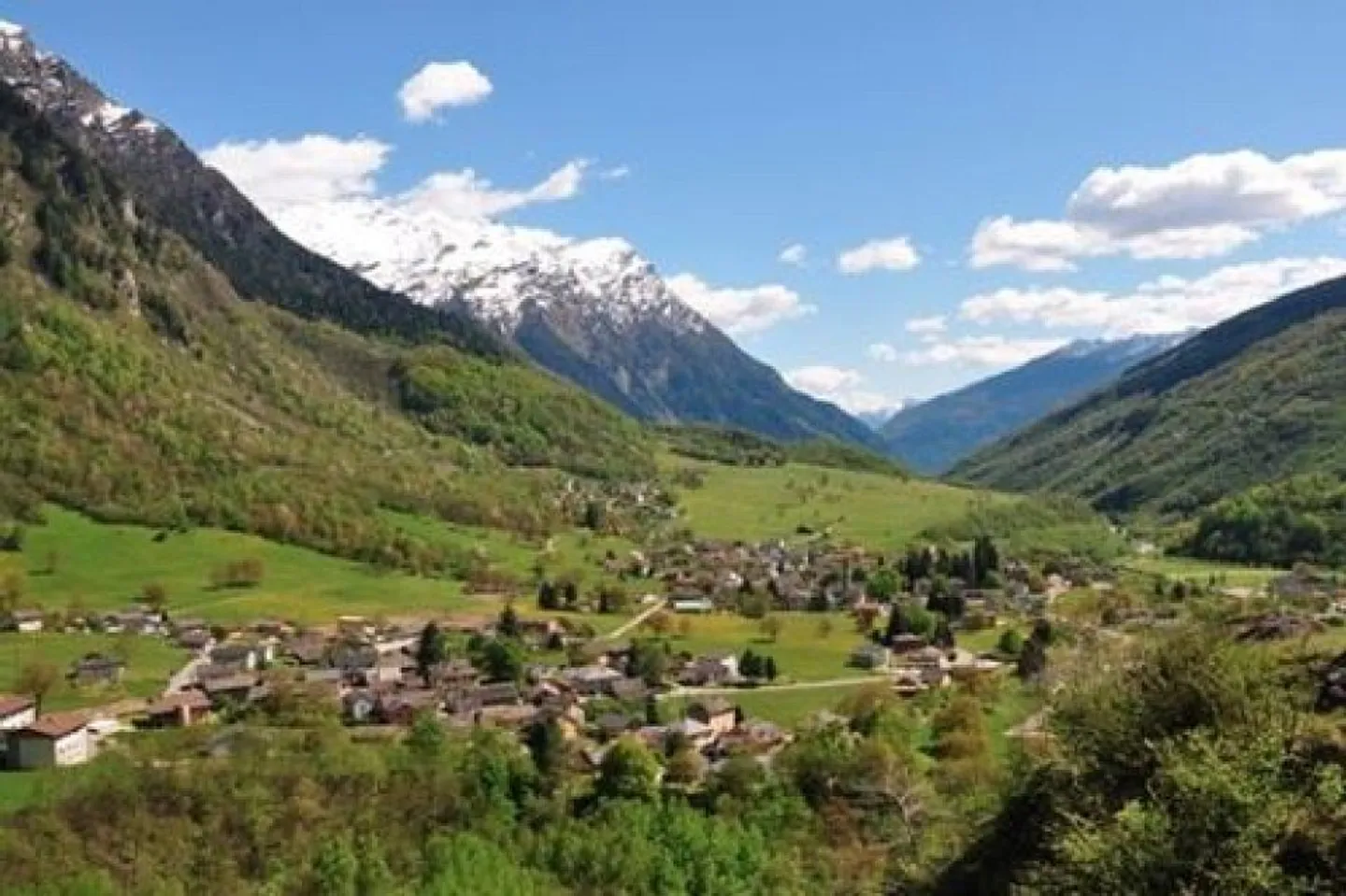 Innovative Mikrohäuser im Bleniotal - Foto 3 von 13