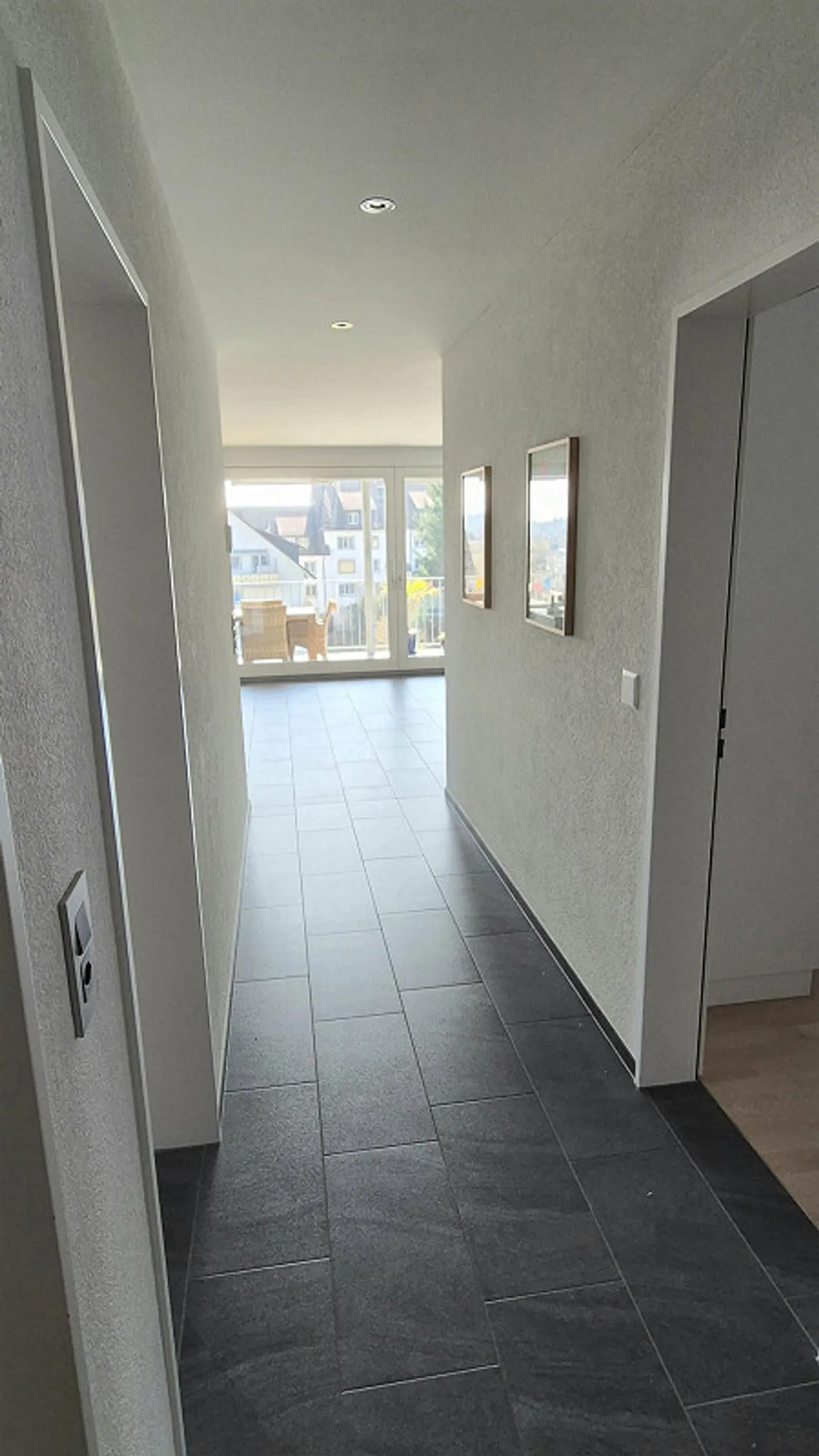 Sonnige 4.5-Zimmer-Penthouse mit Bergsicht - Foto 4 von 10