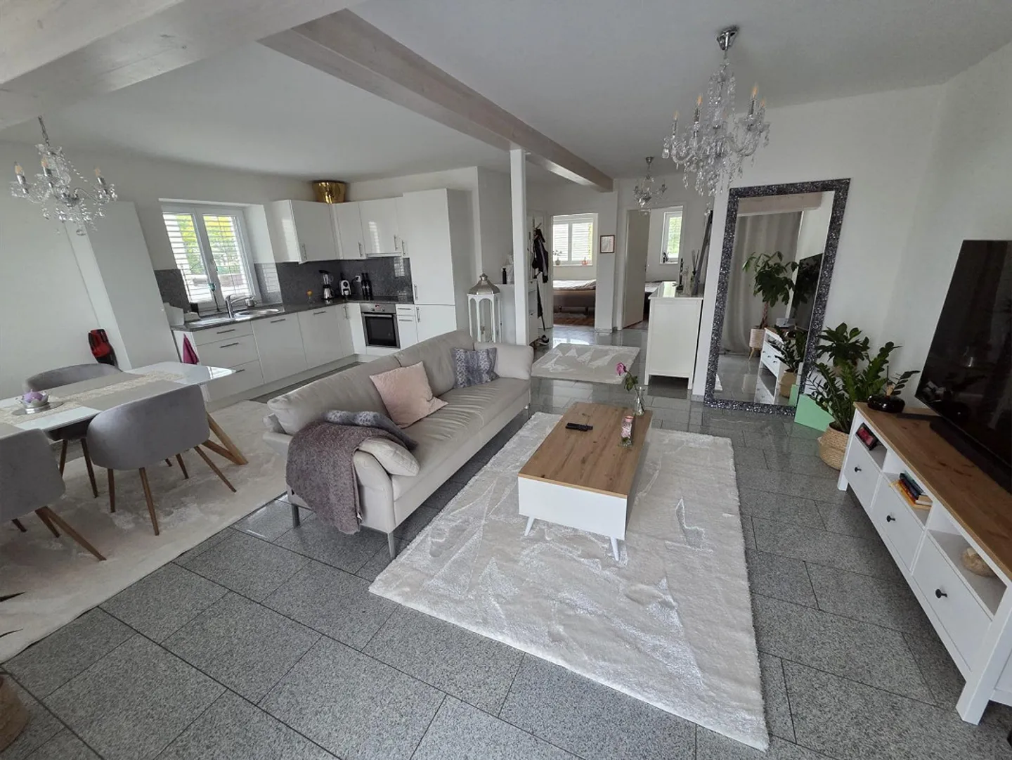 Apartment with large terrace in central location - Photo 2 of 8