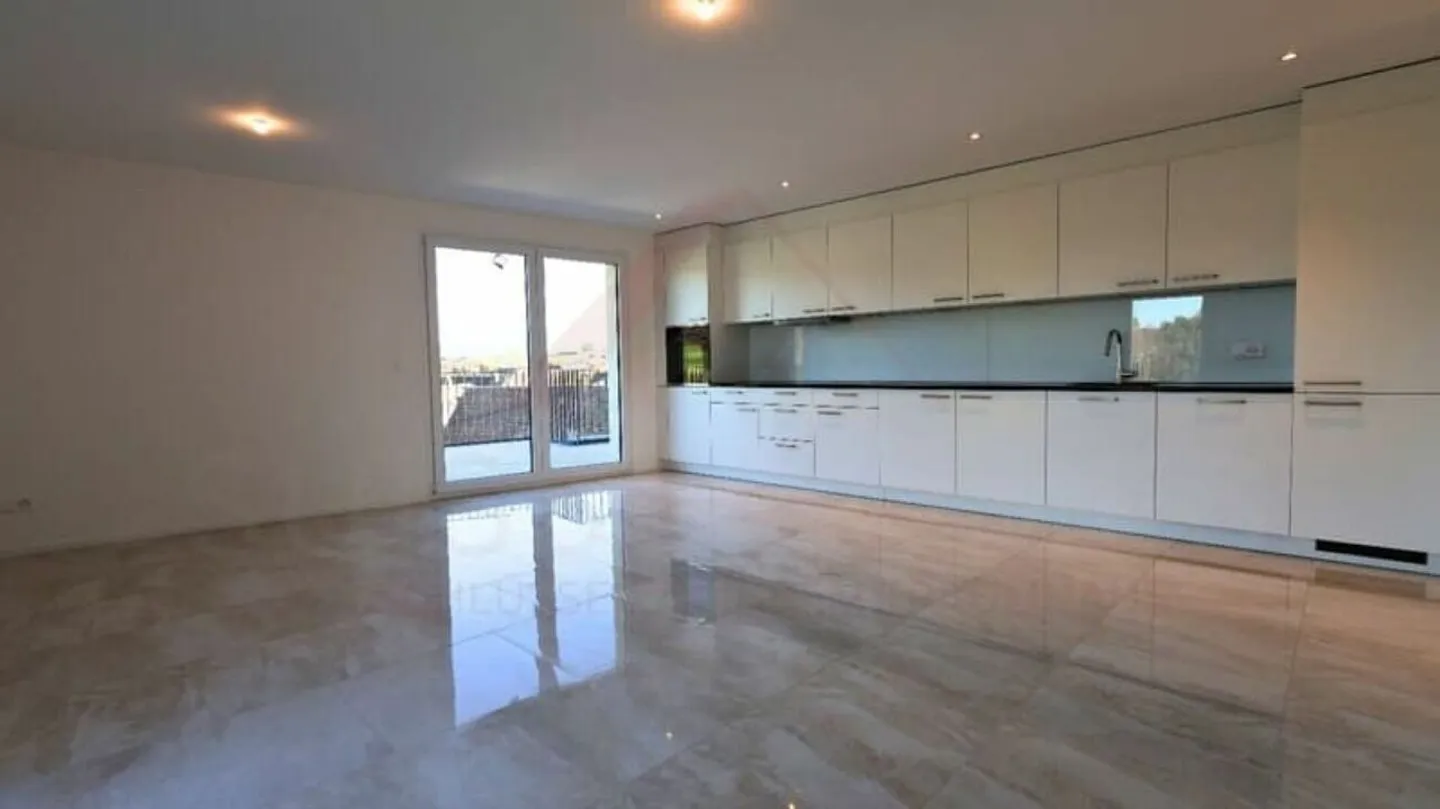 Appartement penthouse exclusif de 3,5 pièces au coeur de Gurmels - disponible immédiatement ! - Photo 4 sur 9