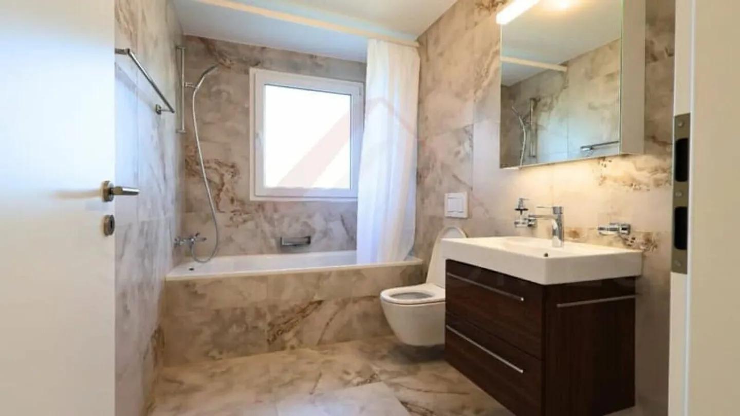 Appartement penthouse exclusif de 3,5 pièces au coeur de Gurmels - disponible immédiatement ! - Photo 8 sur 9