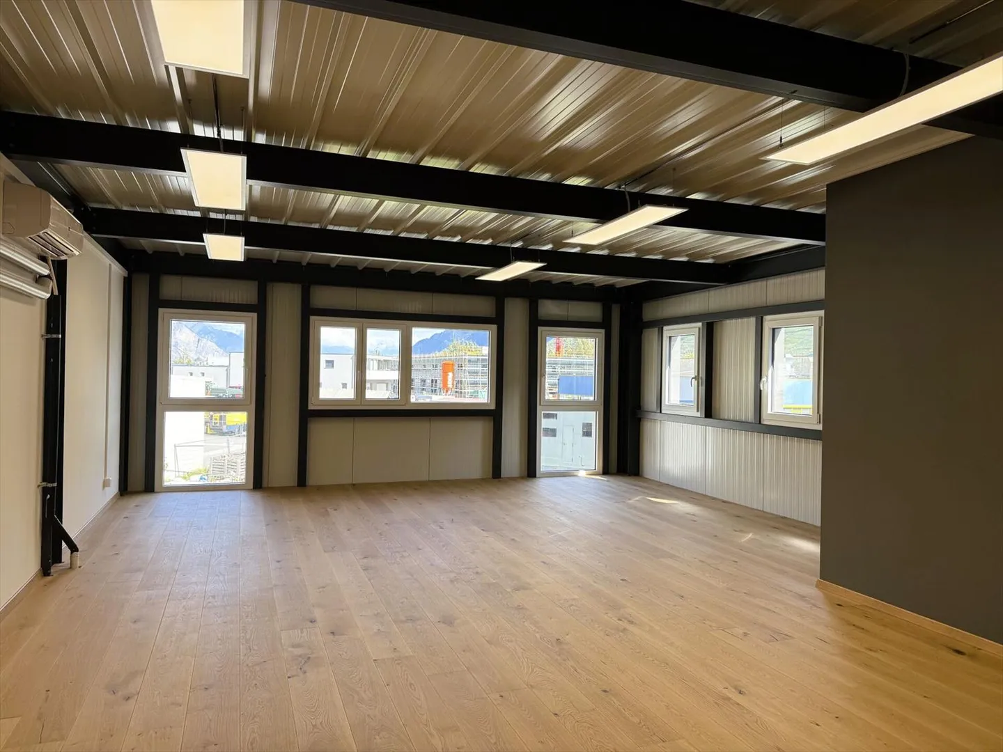 Mixed-use building for rent - Photo 1 of 6