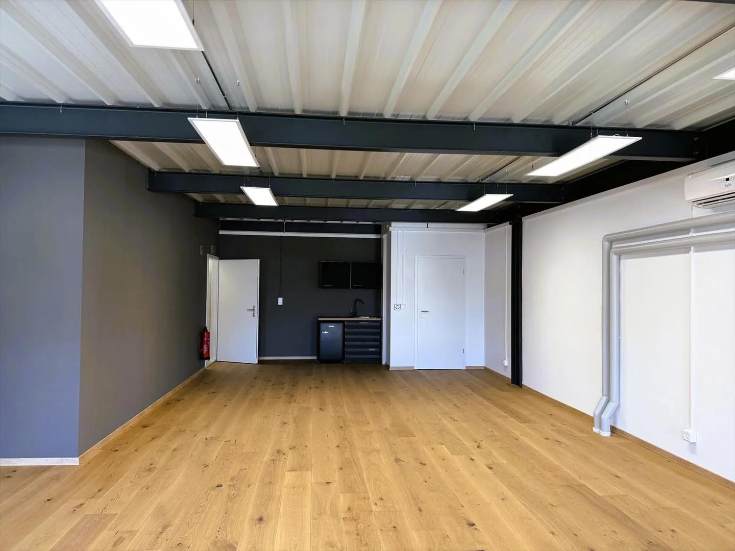 Mixed-use building for rent - Photo 2 of 6