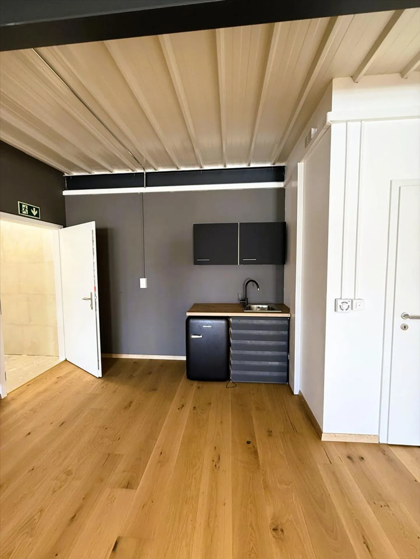 Mixed-use building for rent - Photo 5 of 6