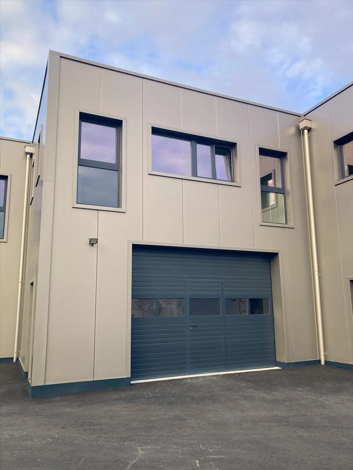 Mixed-use building for rent - Photo 6 of 6