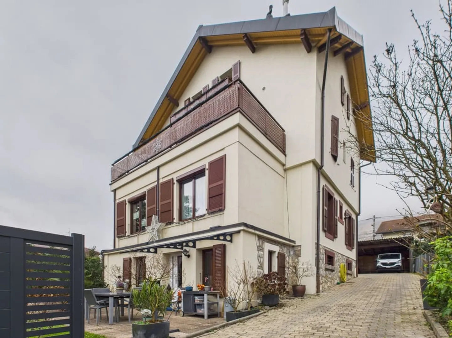 3.5-room apartment with sunny balcony in Veyrier - Photo 1 of 10