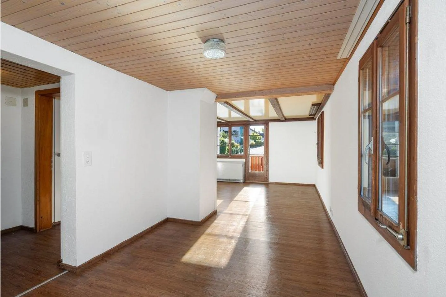 Charming apartment with character - Photo 4 of 13