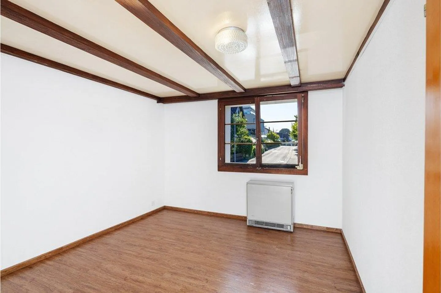 Charming apartment with character - Photo 8 of 13