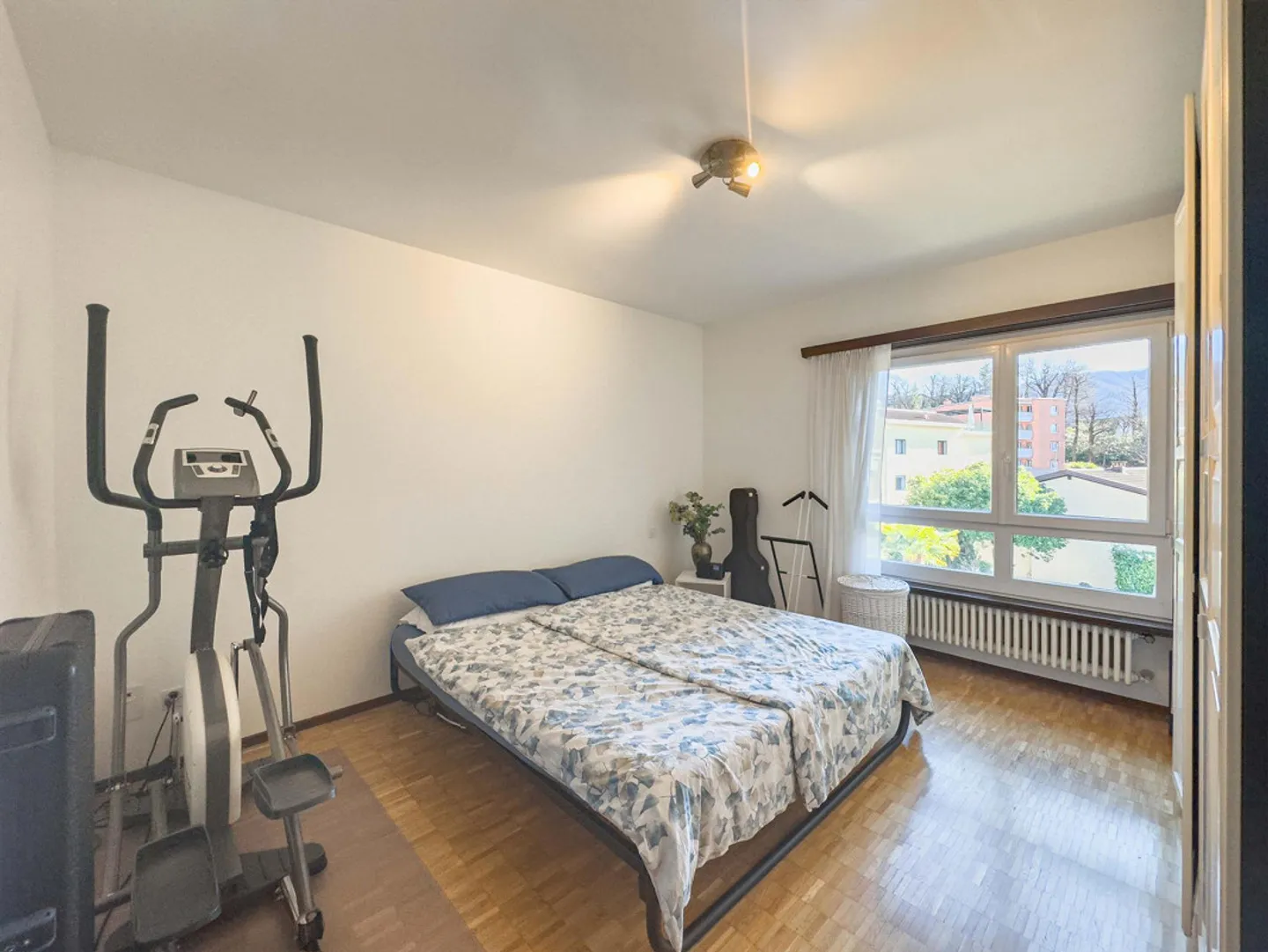 Ampio appartamento di 3,5 locali a Massagno in una residenza con piscina - Foto 5 di 9