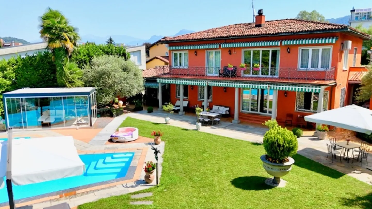 Elegant villa with magnificent pool and lush garden in Caslano - Photo 3 of 20