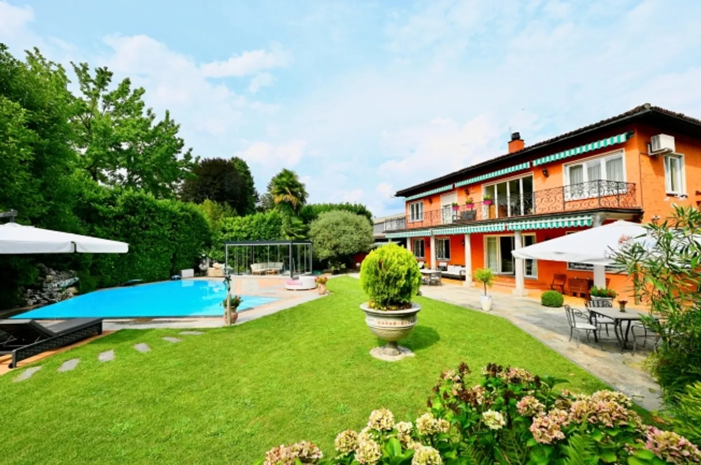 Elegant villa with magnificent pool and lush garden in Caslano - Photo 5 of 20