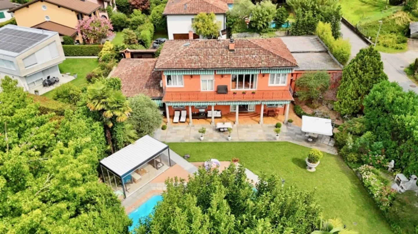 Elegant villa with magnificent pool and lush garden in Caslano - Photo 2 of 20