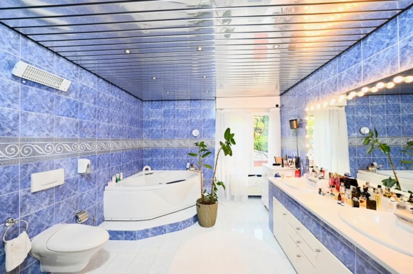 Elegant villa with magnificent pool and lush garden in Caslano - Photo 17 of 20