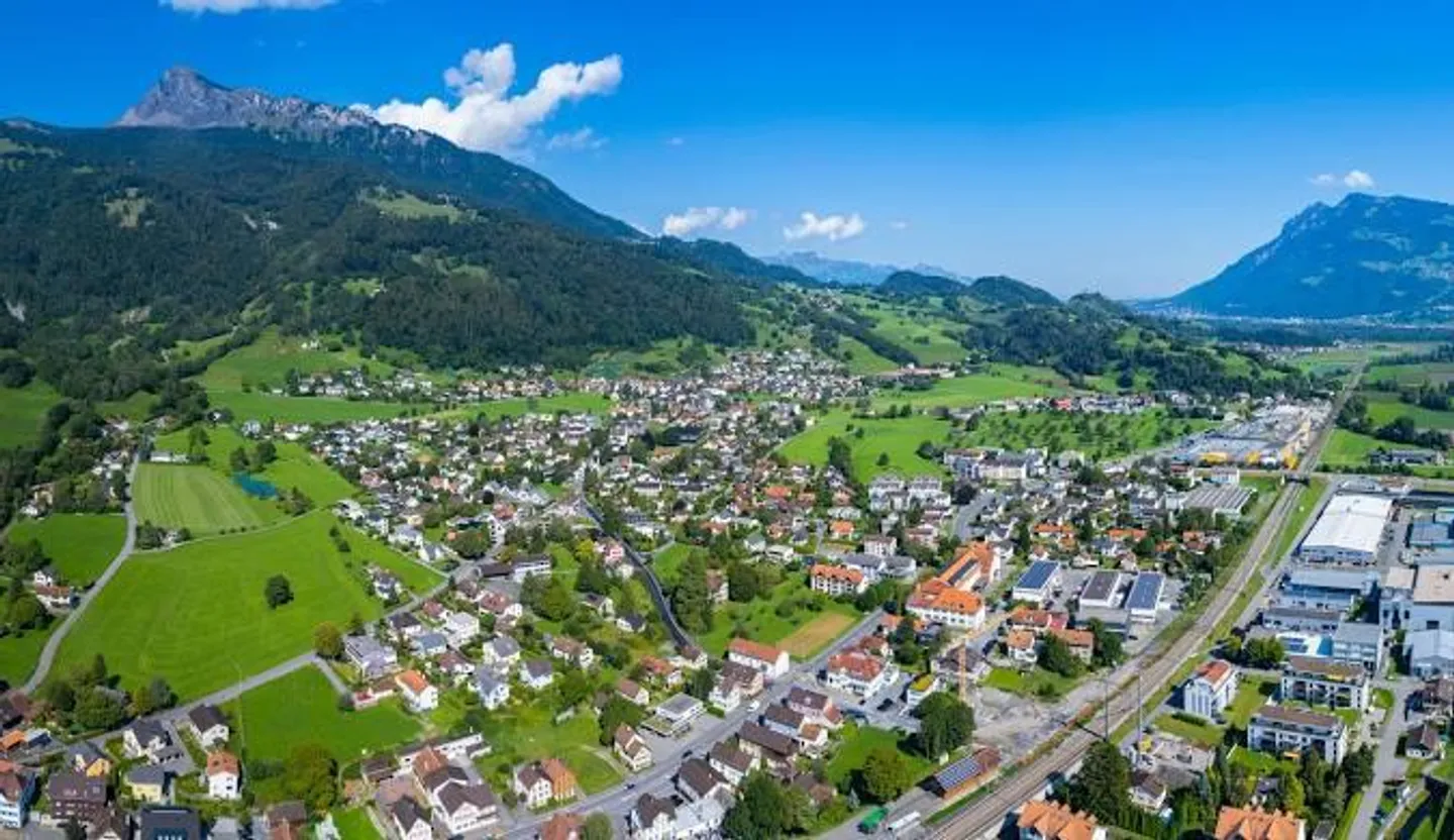 Maison multifamiliale attrayante avec permis de rénovation - Photo 1 sur 1