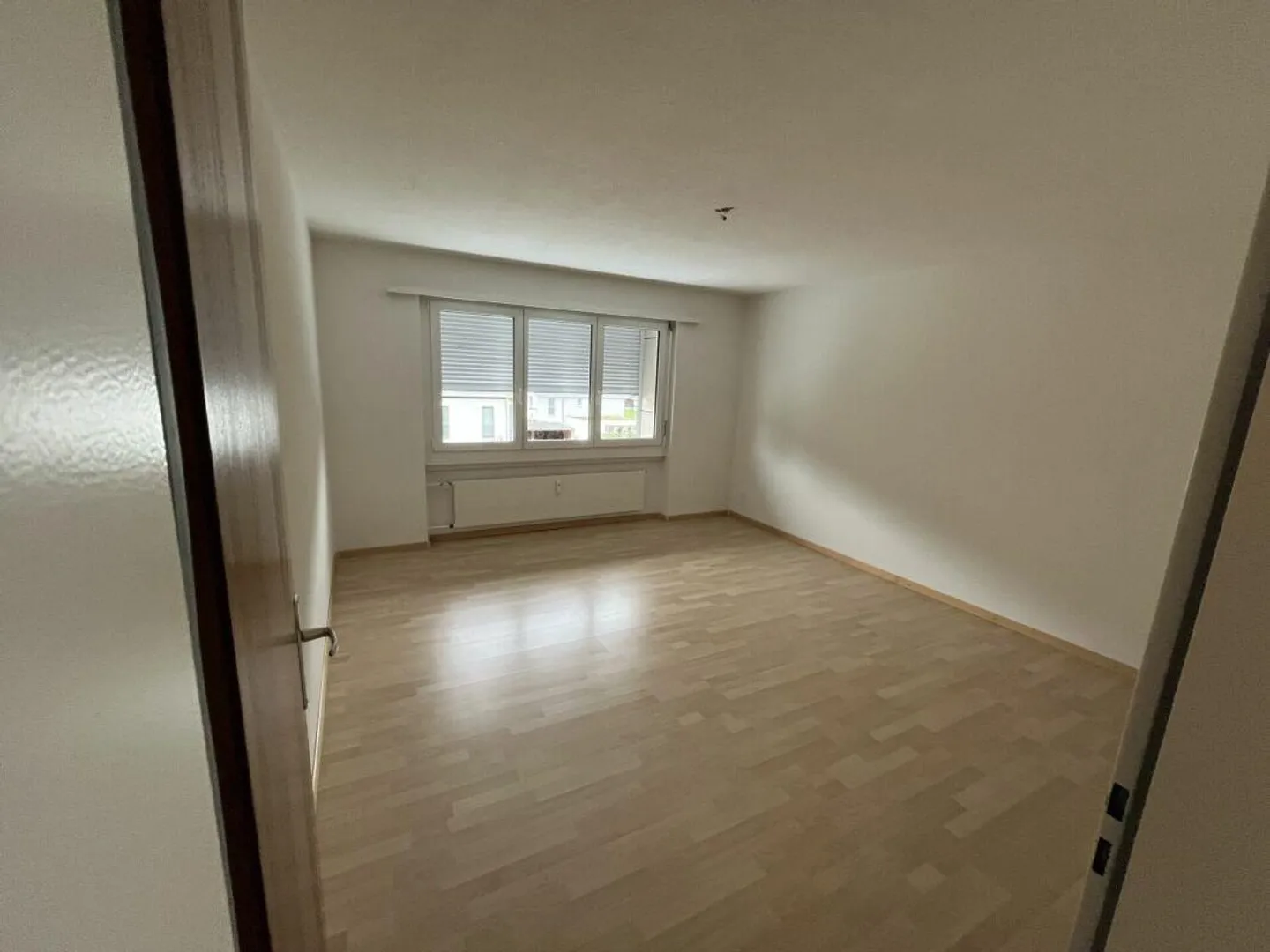 Large, bright apartment in a quiet location - Photo 3 of 10