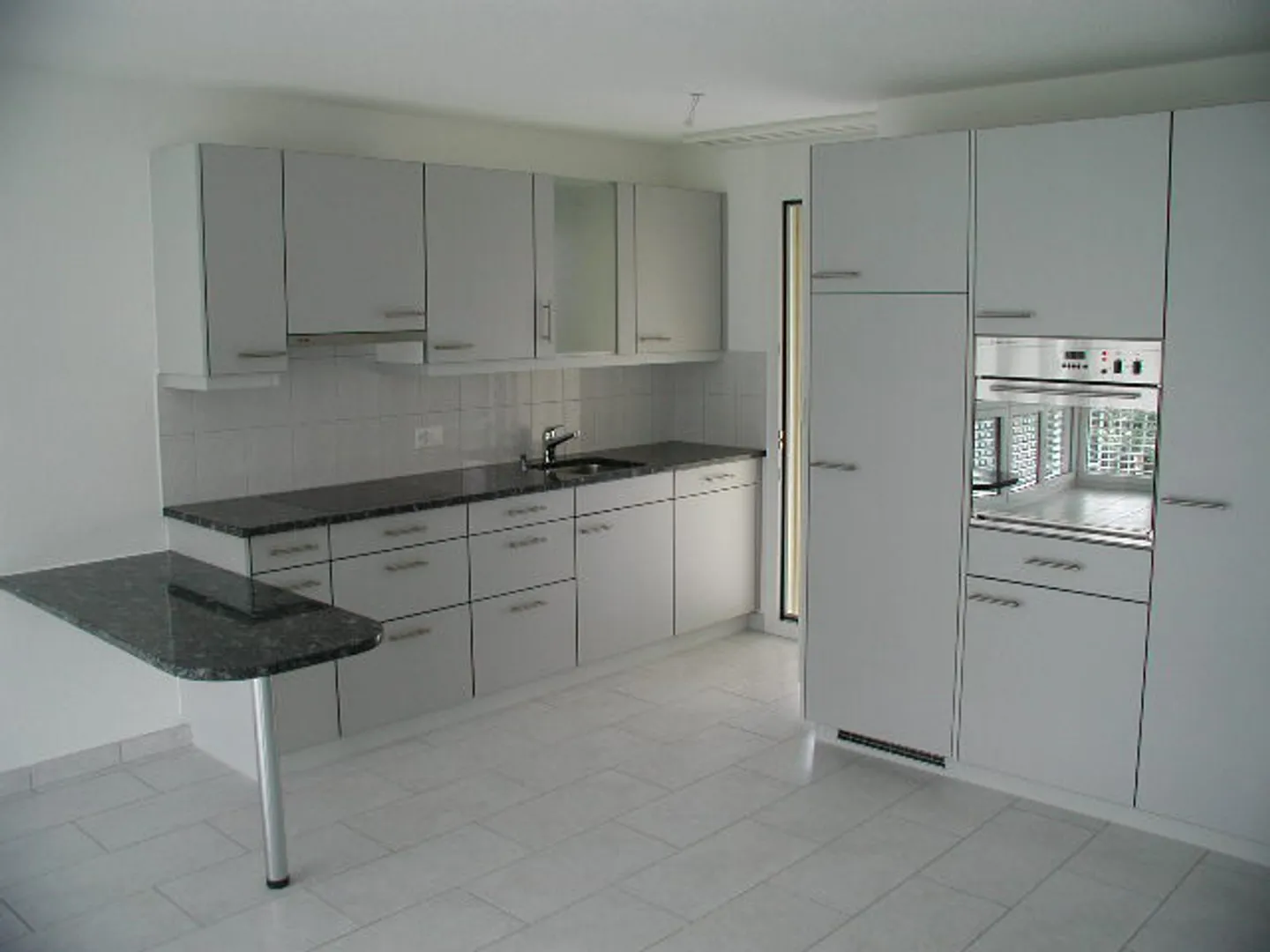 Charming Apartment with Balcony - Photo 3 of 4