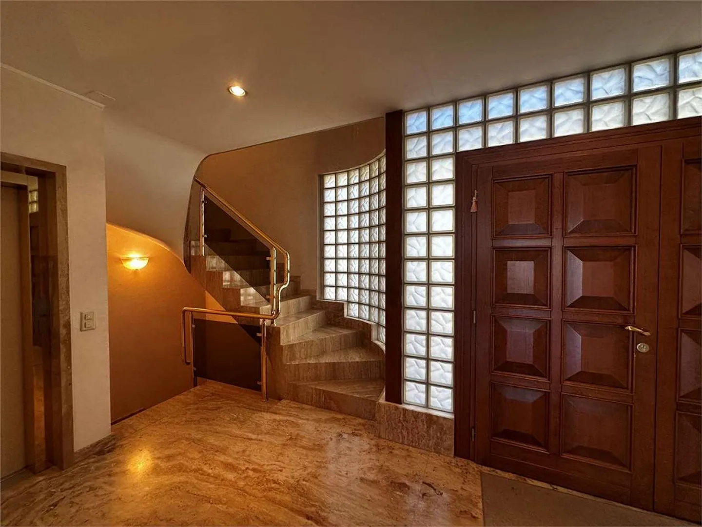 Ref. 2661 Elegant residential house of 400 m² with lake view in Lugano - Photo 3 of 13