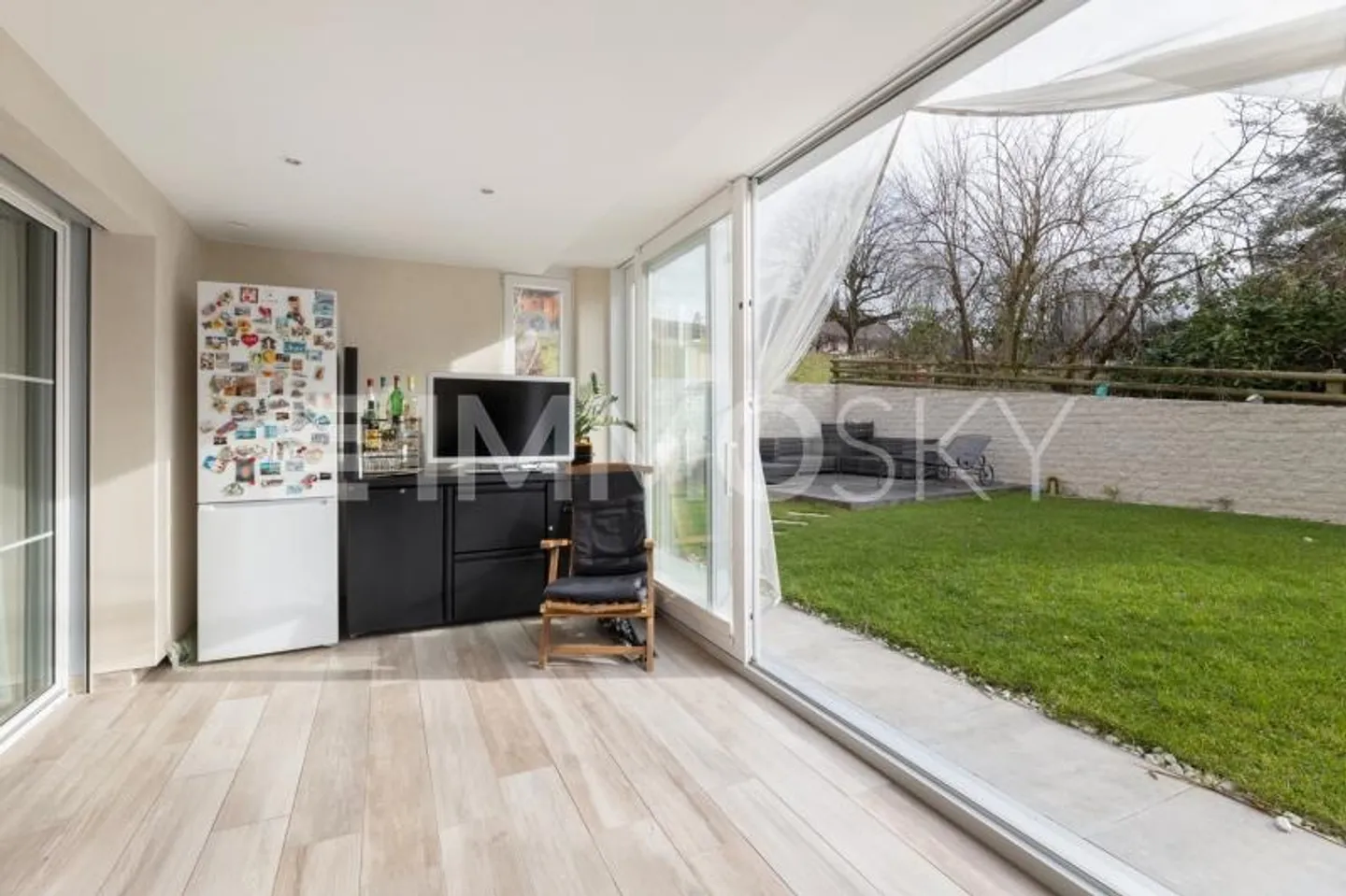 Contemporary living with green space - Photo 5 of 6