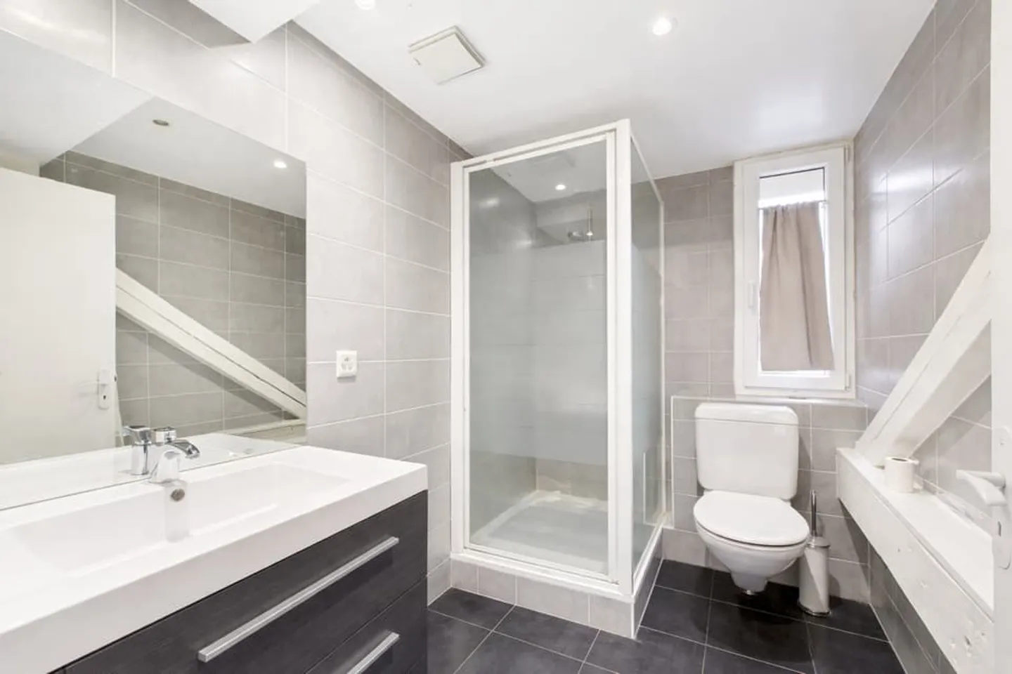 3.5-room apartment with sunny balcony in Veyrier - Photo 8 of 10