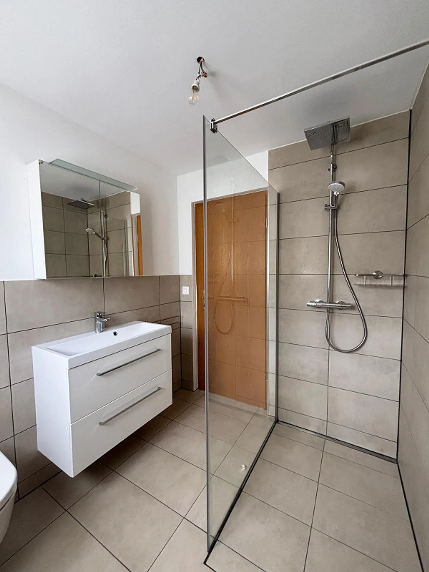 Maison individuelle indépendante avec double garage, prête à emménager - Photo 3 sur 15