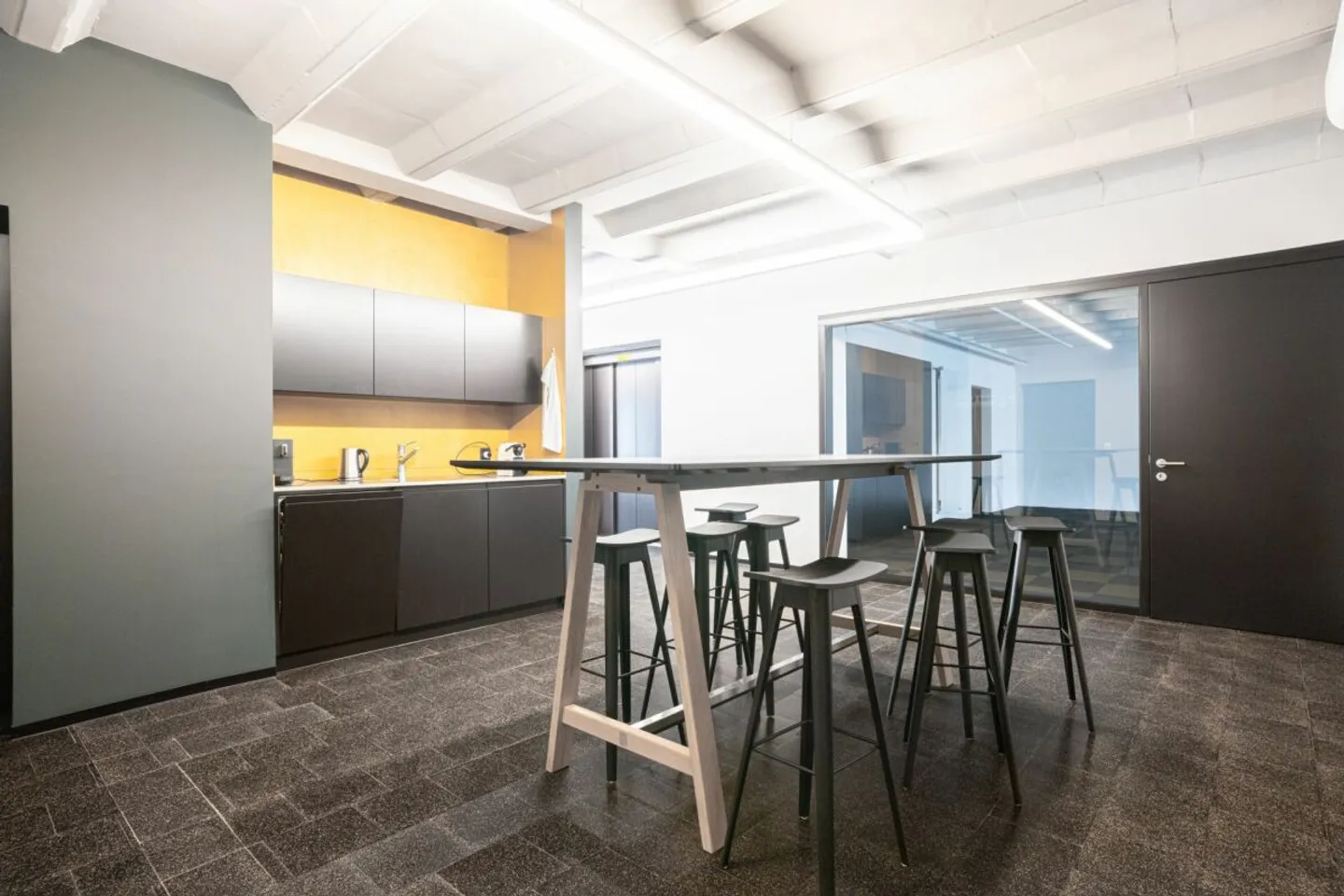 Office space for rent - Photo 1 of 6