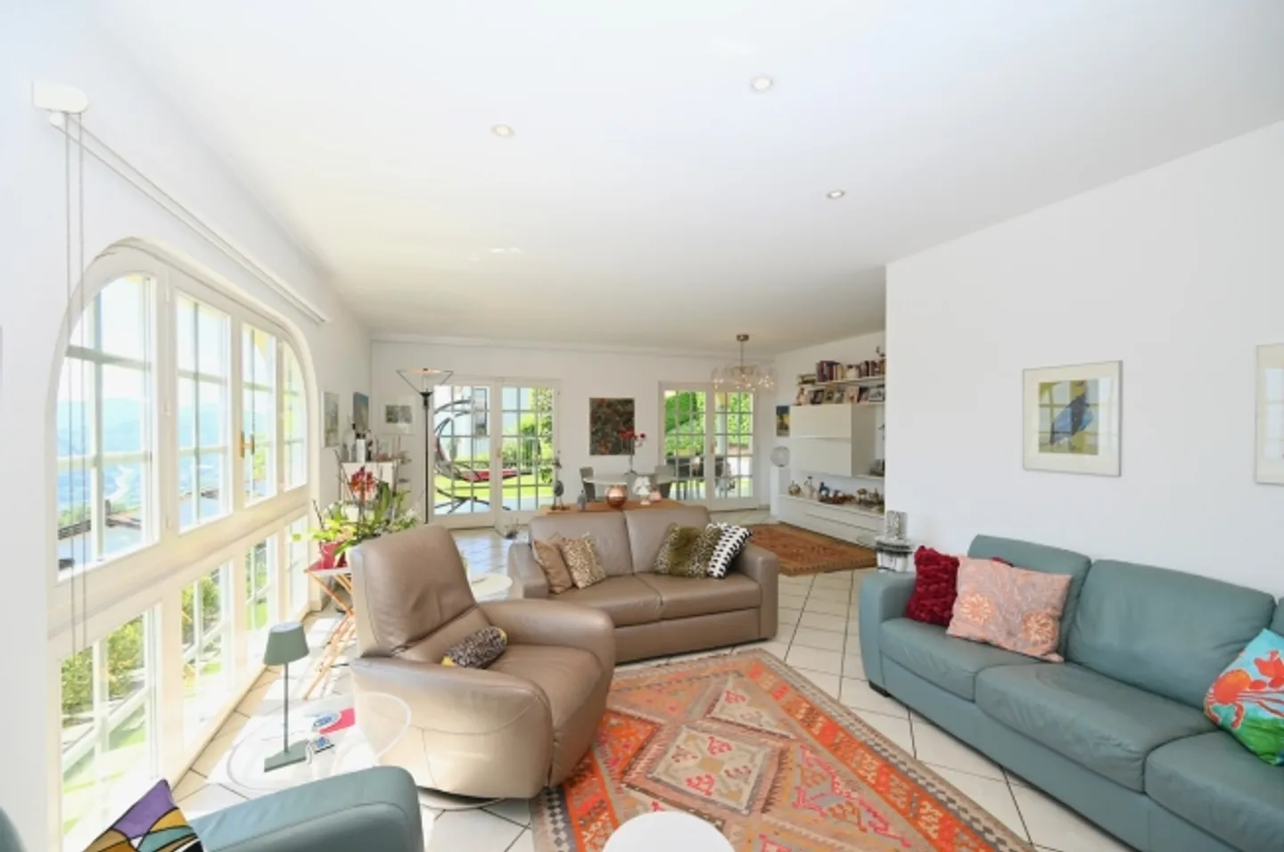 Elegant semi-detached house with panoramic views of the lake and mountains - Photo 7 of 20