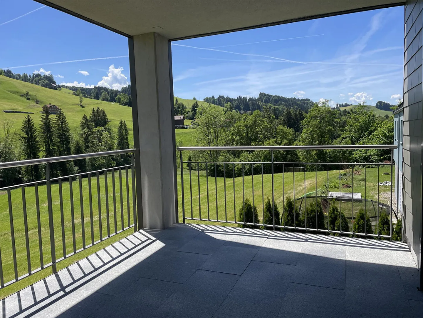 Stylish 4.5-room maisonette apartment with a view of greenery - Photo 1 of 14