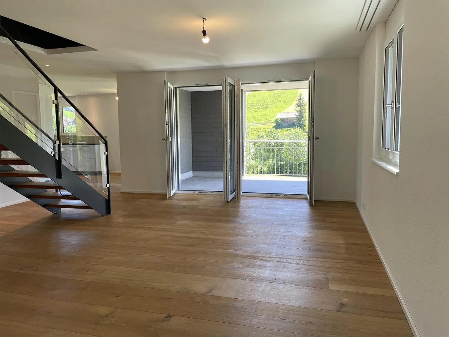 Stylish 4.5-room maisonette apartment with a view of greenery - Photo 2 of 14