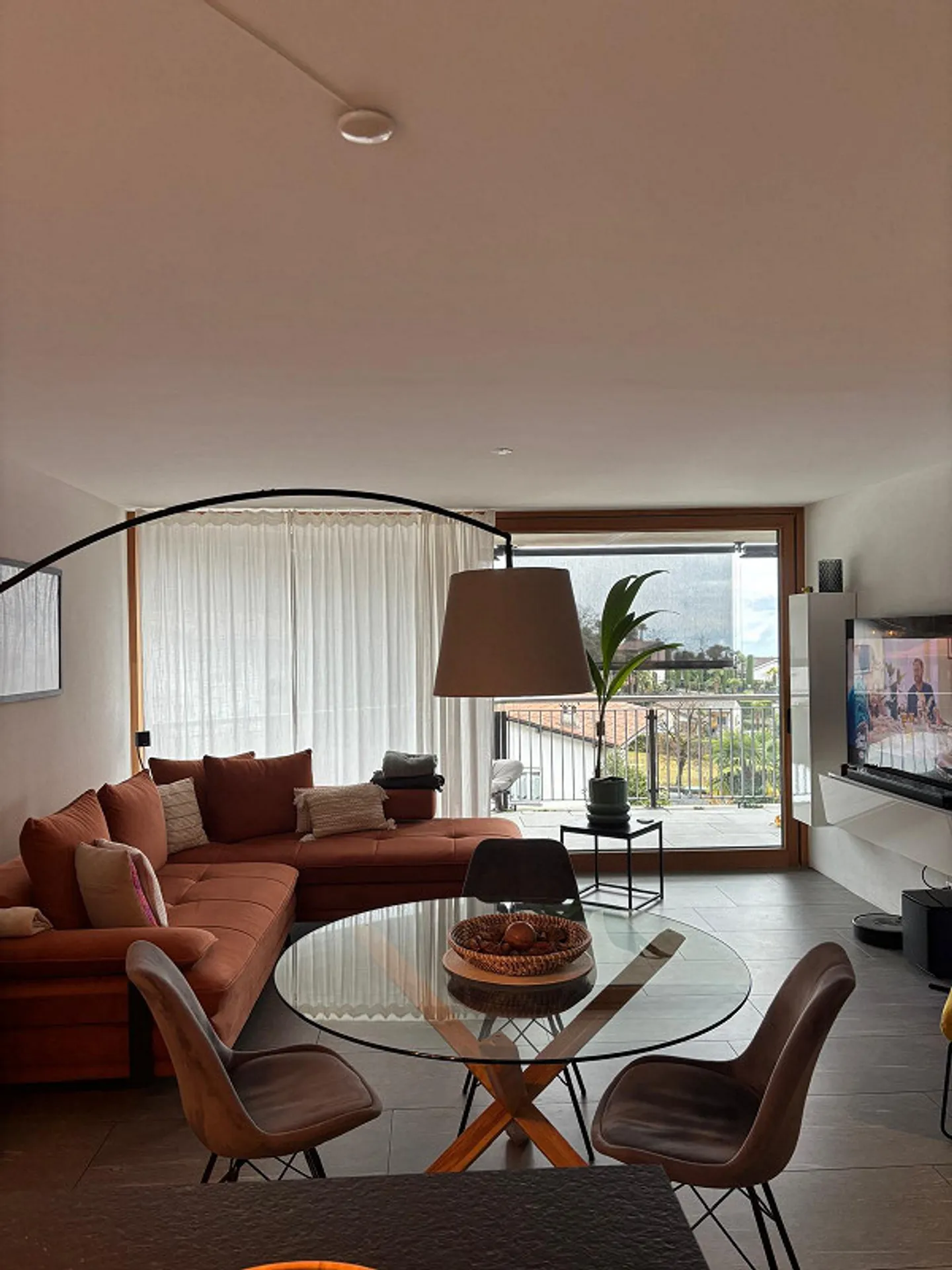 Modernes Apartment mit Seesicht - Foto 2 von 6