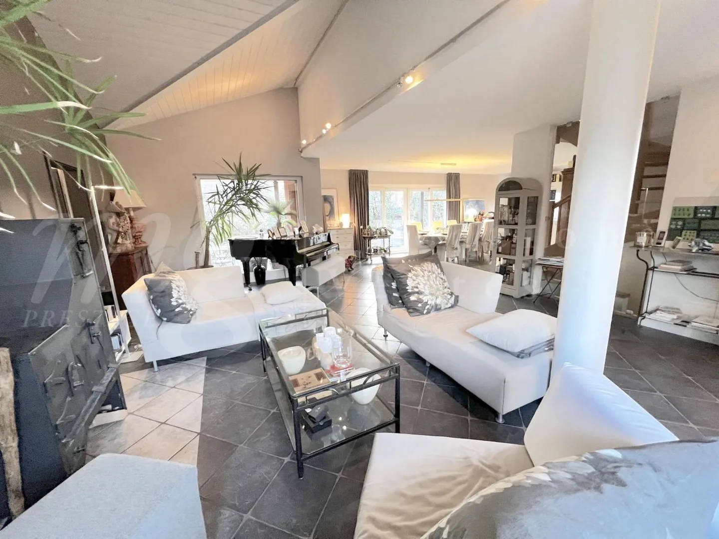 TRÈS BELLE MAISON INDIVIDUELLE AVEC 250 m2 DE SURFACE HABITABLE ET GRAND JARDIN DE 1100 m2 - Photo 5 sur 10