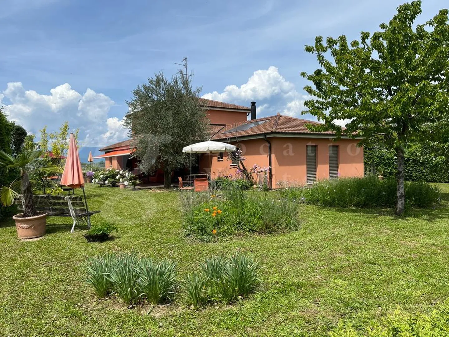 TRÈS BELLE MAISON INDIVIDUELLE AVEC 250 m2 DE SURFACE HABITABLE ET GRAND JARDIN DE 1100 m2 - Photo 1 sur 10